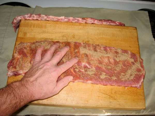 Seasoning pork spare ribs with rib rub