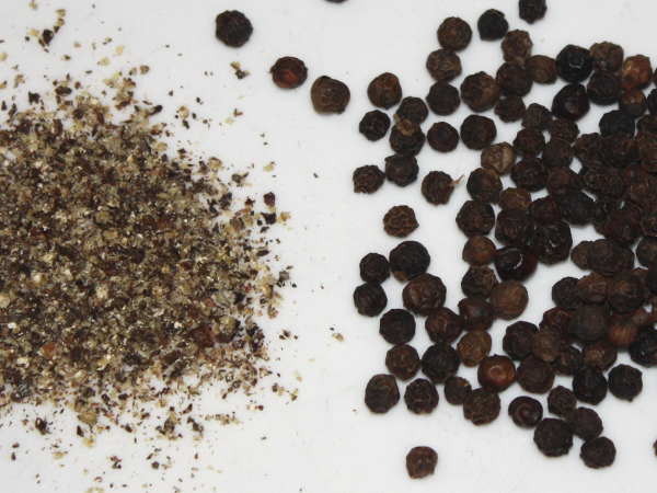 Ground Black Pepper with Peppercorns