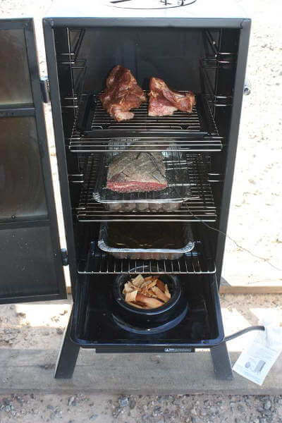 Ahumador De Propano Char Broil, Abierto, Lleno De Carne, Listo para Fumar