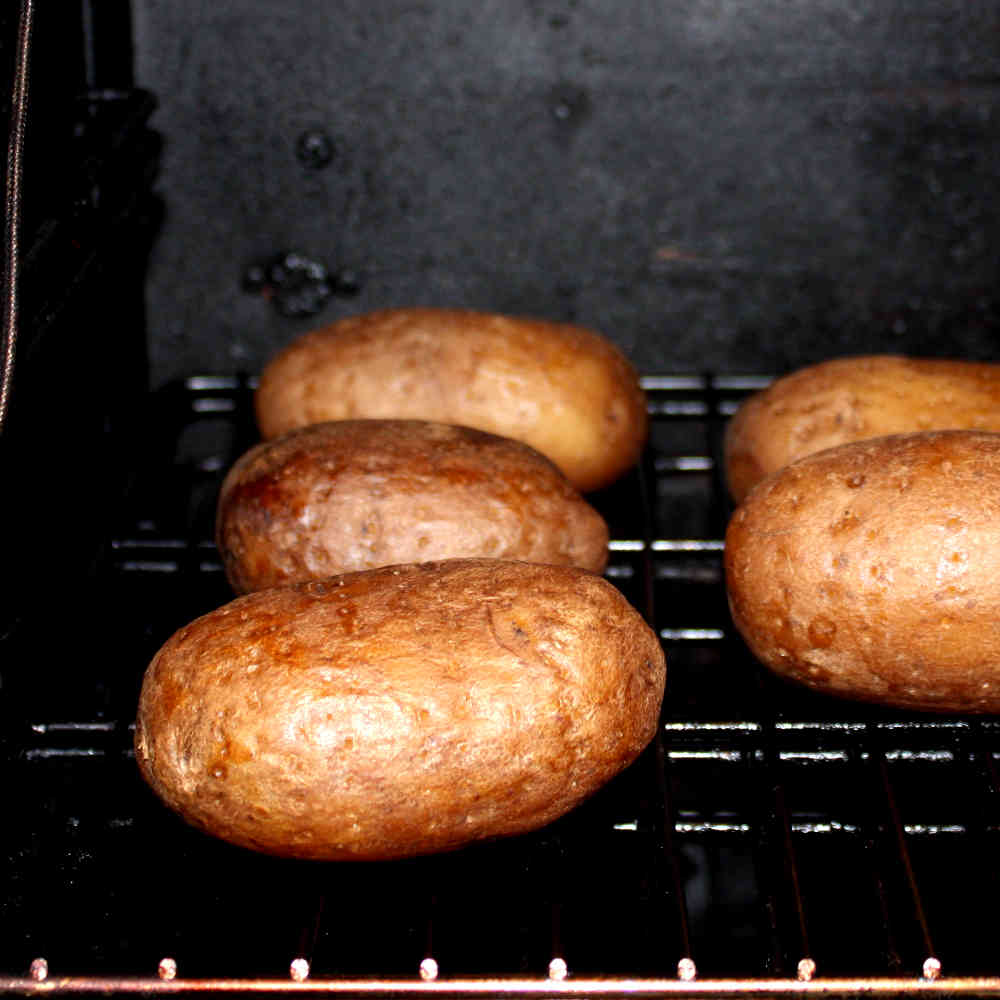 making-smoked-baked-potatoes-that-have-smoky-flavor-to-spare