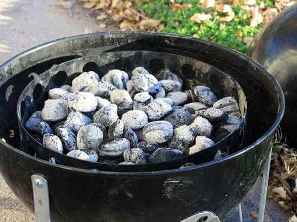 Weber Smoky Mountain Cooker kolring fylld med heta kol, redo för montering och rökning Brisket!